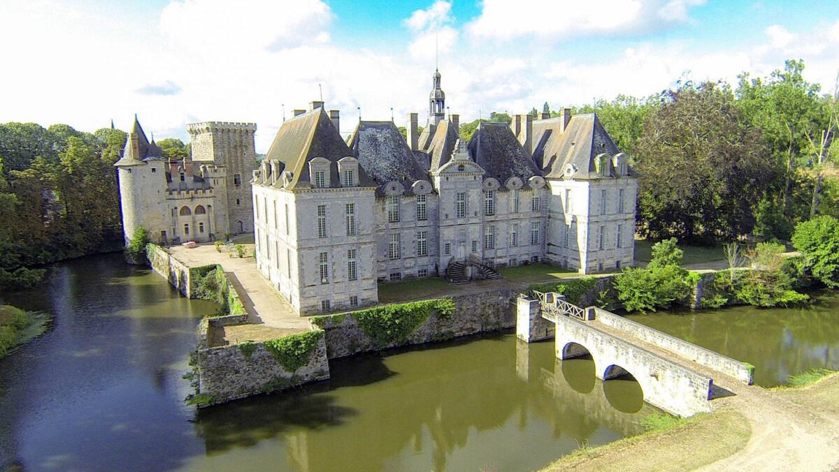 圣卢城堡（ Château de Saint-Loup ） 79600的家庭房