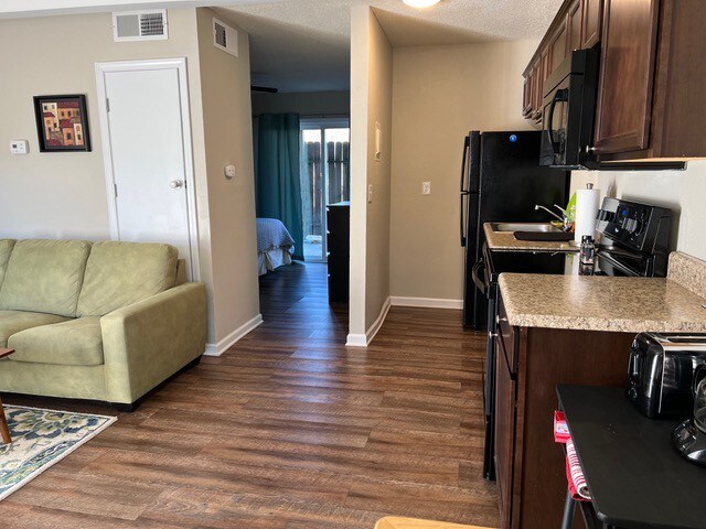 Darling 1 bed/1 bath in Central Columbia