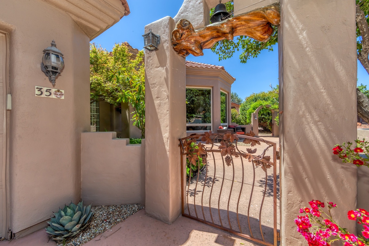 Red Desert Oasis Near Trails With Hot Tub & Views