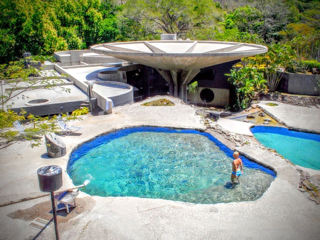 Viva en el  paraíso con piscinas, selva y catarata