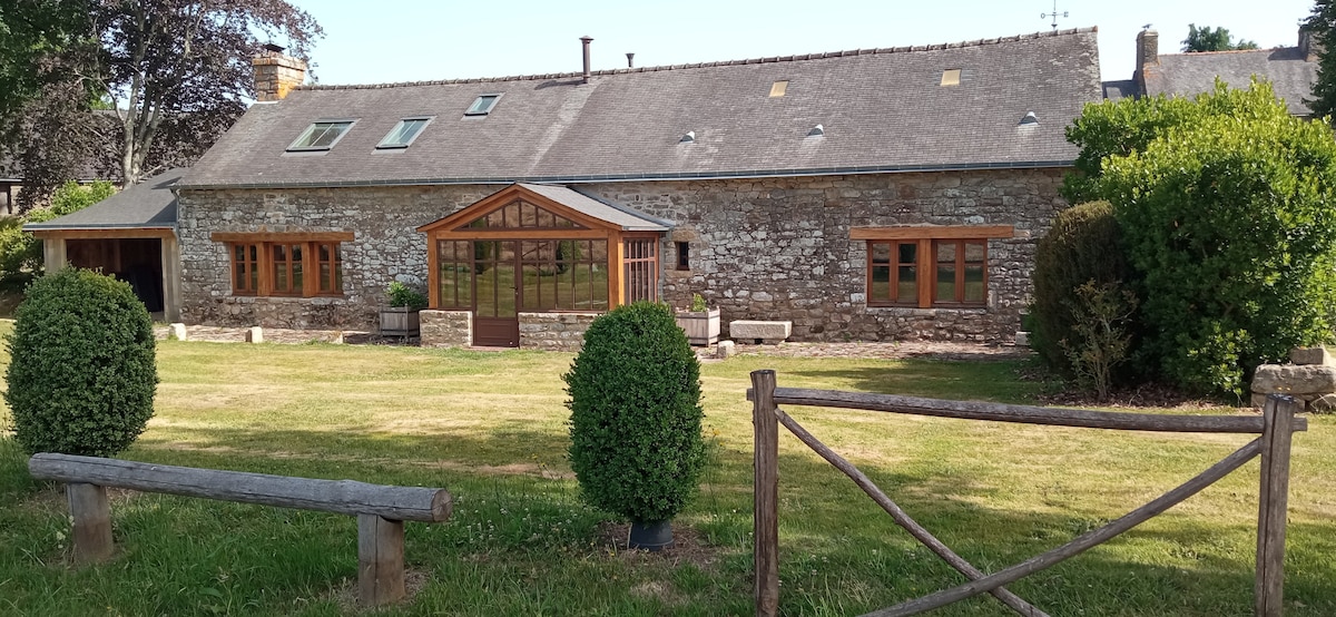 Longère bretonne au cœur d'un beau domaine