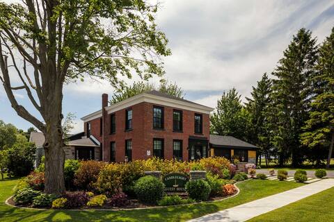 1833 Candlelight Guest House: A Historic Gem