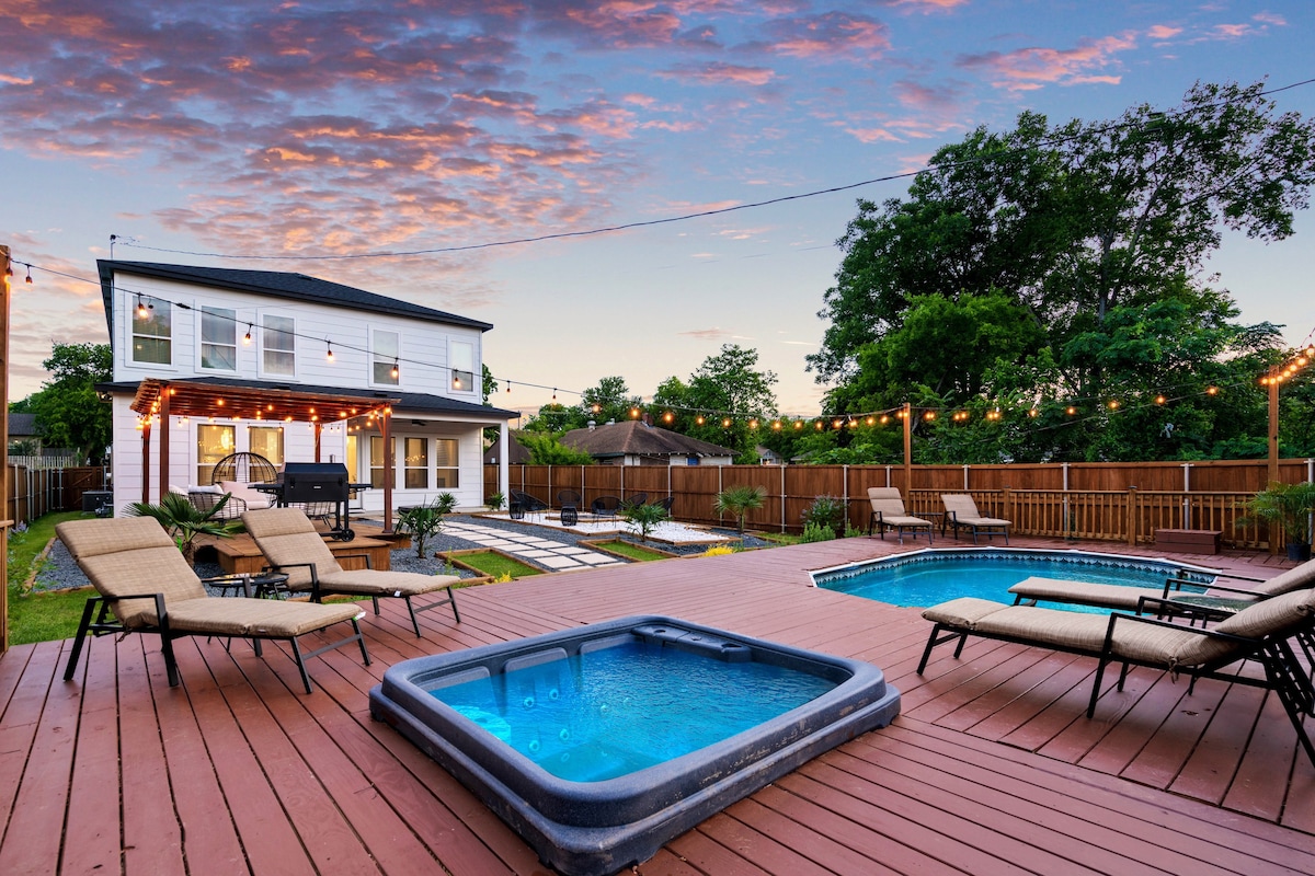 Spacious Dallas Home- Big Backyard, Jacuzzi & Pool