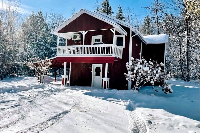 Cottage on 2 acres near Magog and Mont Orford