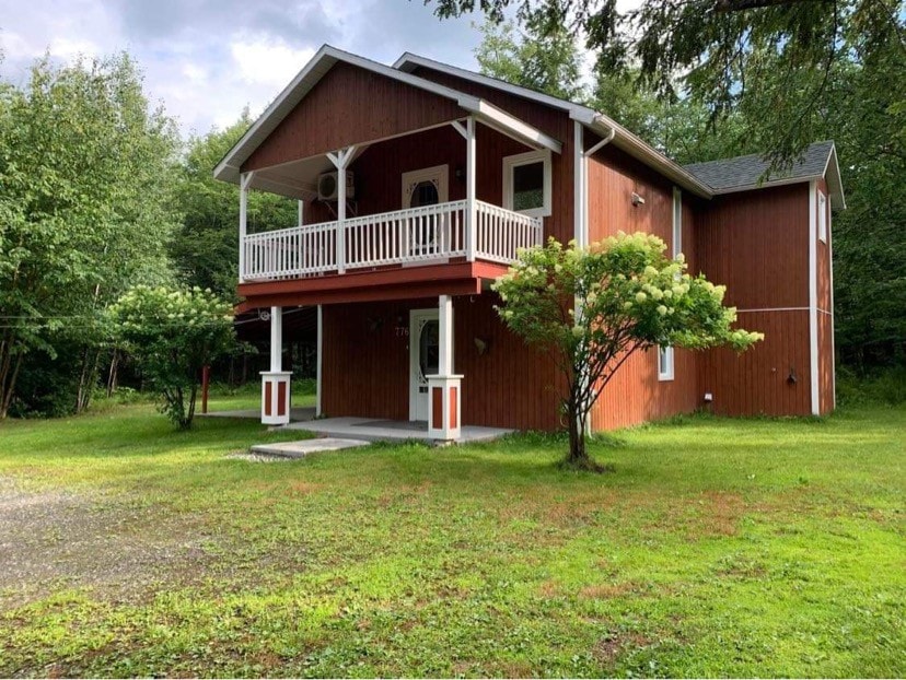 Cottage on 2 acres near Magog and Mont Orford