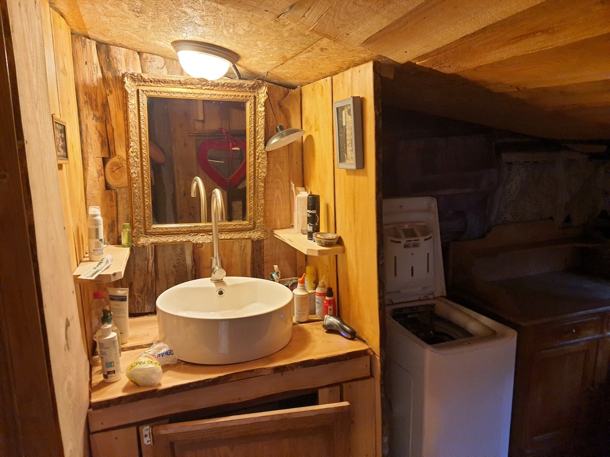 舒适的小房间，位于木质度假木屋内
