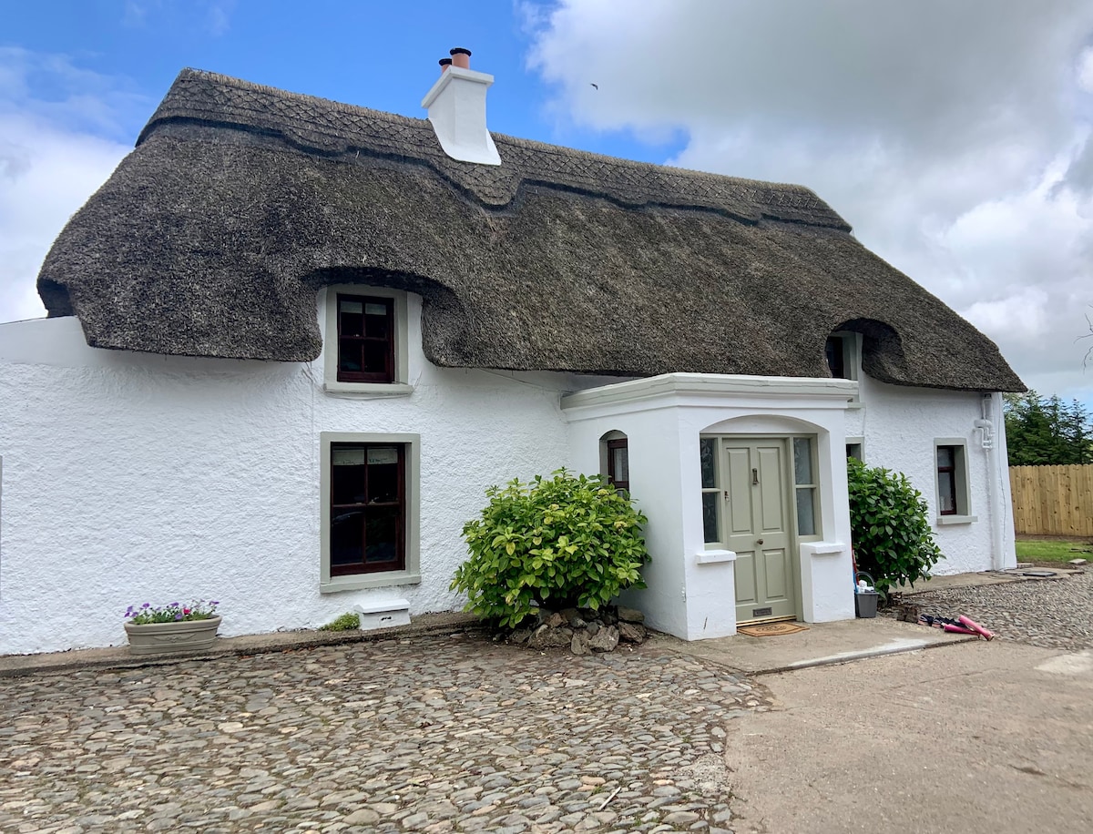 Chestnut Cottage, cosy thatched cottage near sea
