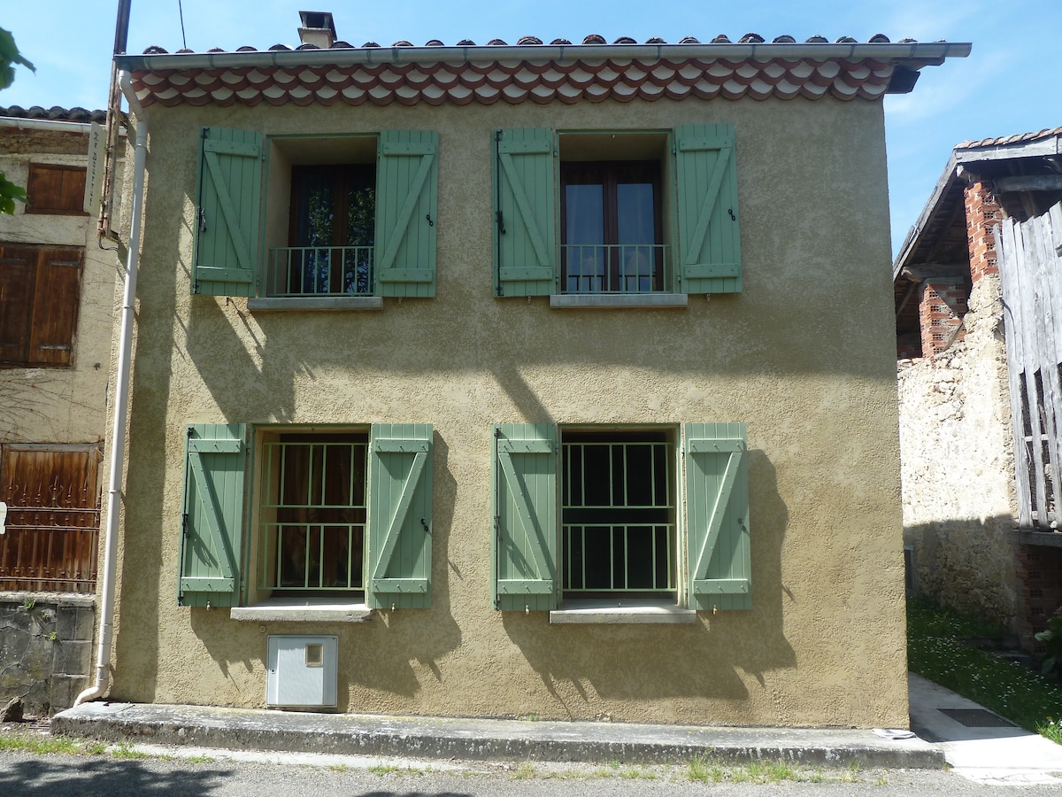 la maison de la cascade au cœur de Roquefort