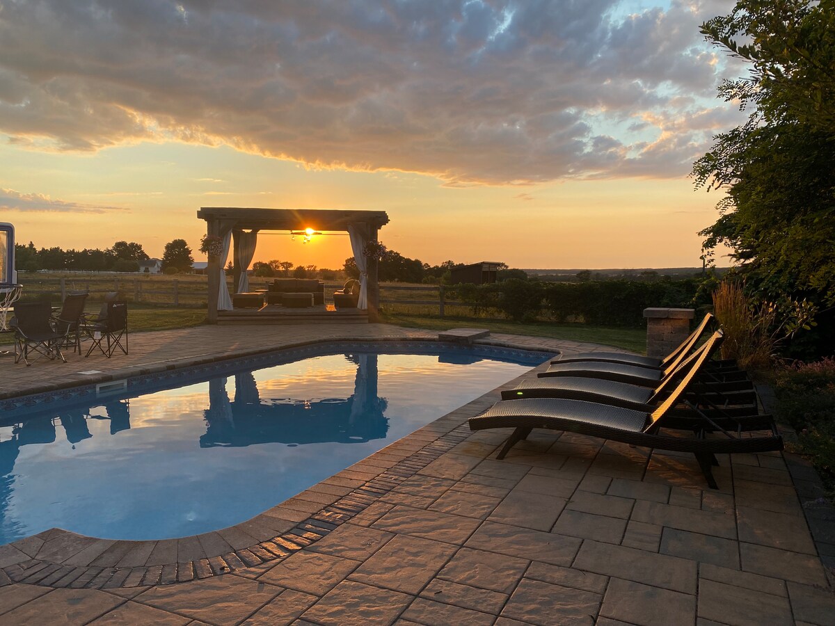 Farm House Resort Stay Pool Hot Tub Horses