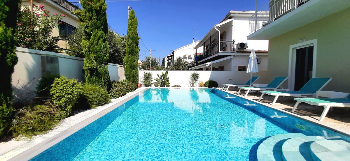 Large one bed suite, central Kassiopi. Pool access