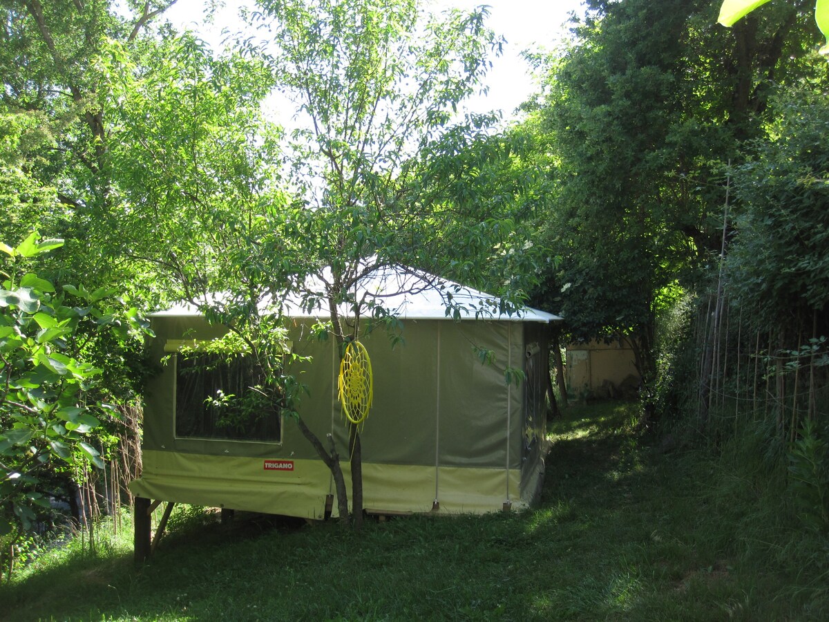 Bungalow toilé dans jardin verdoyant