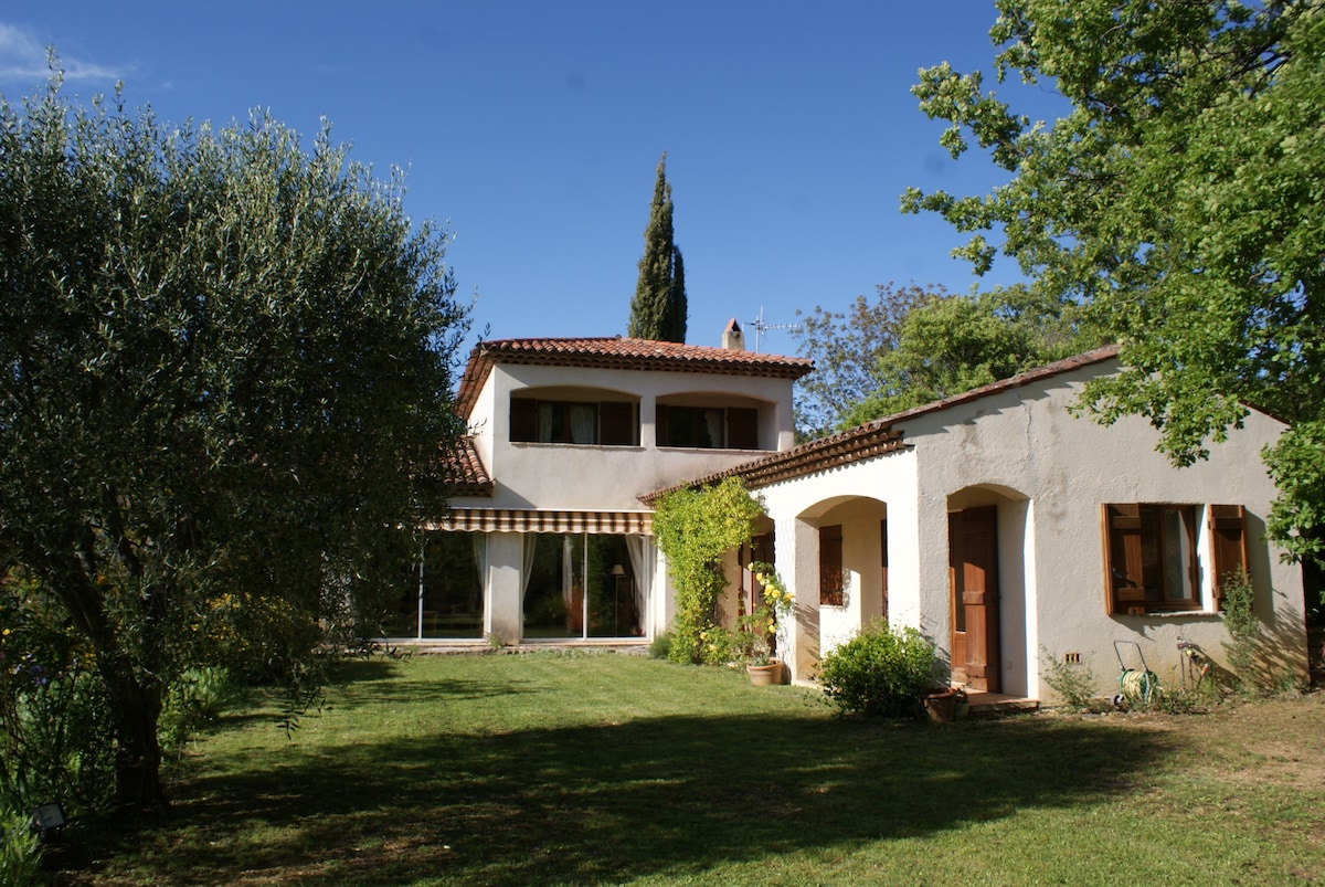 Grande villa avec piscine au calme de la Provence