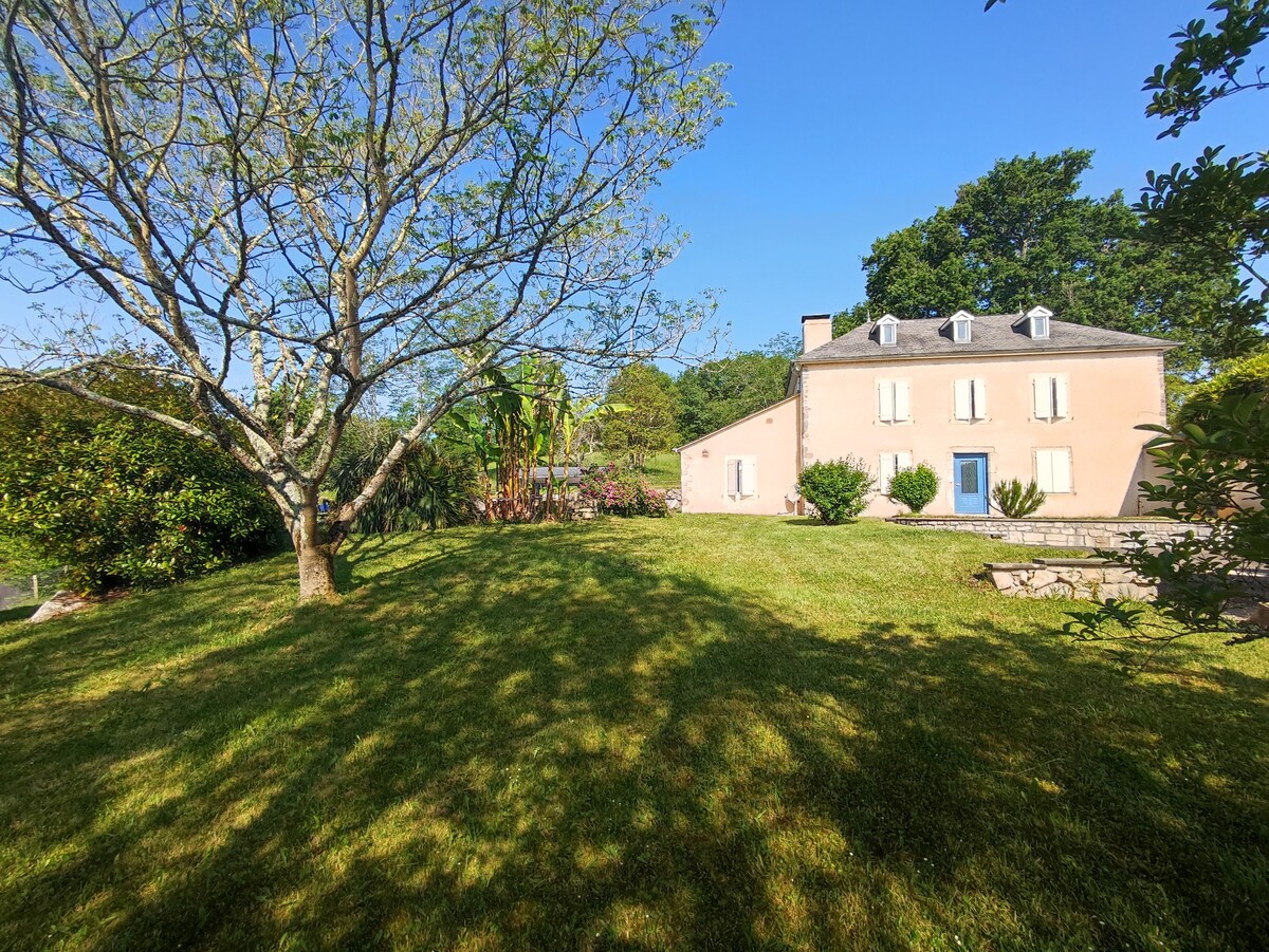 Charmante maison avec piscine face aux Pyrénées