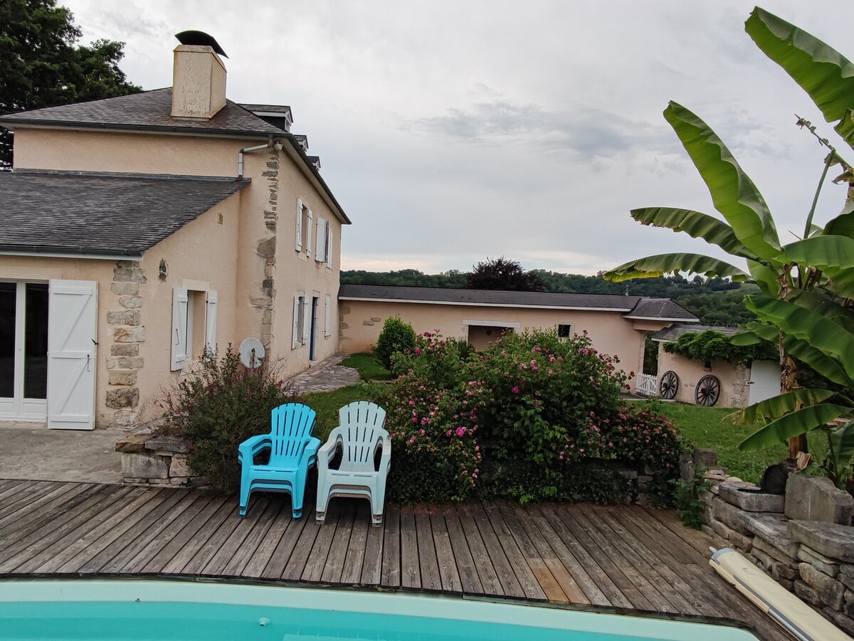 Charmante maison avec piscine face aux Pyrénées