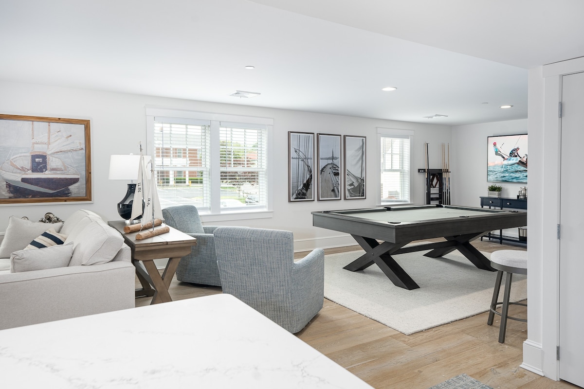Penthouse with Pool Table on Plymouth Harbor