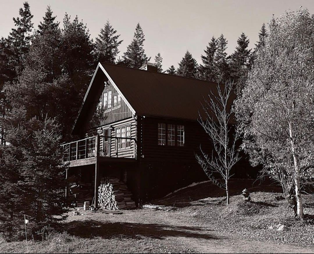 The Black Cabin Log Home - Along the Cabot Trail