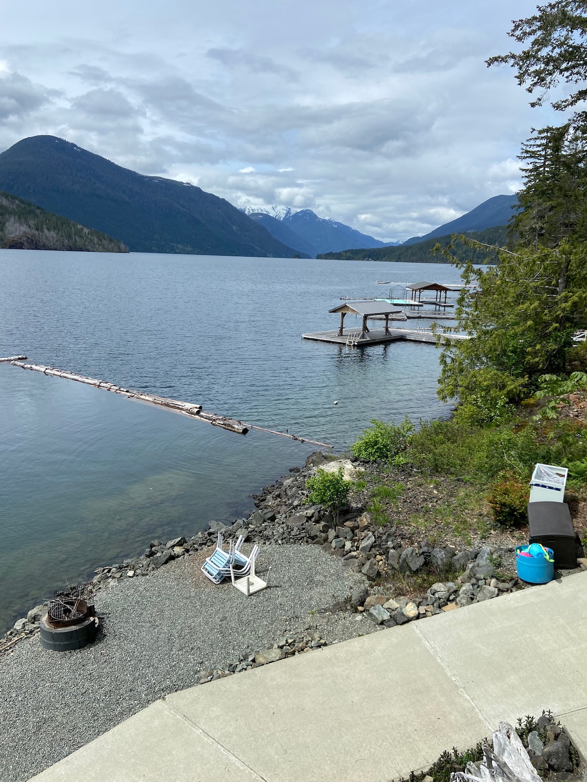 斯普罗特湖（ Sproat Lake ）上的Cabana Shack