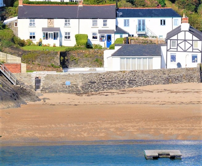 Cottage in Fowey next to a sandy beach + parking