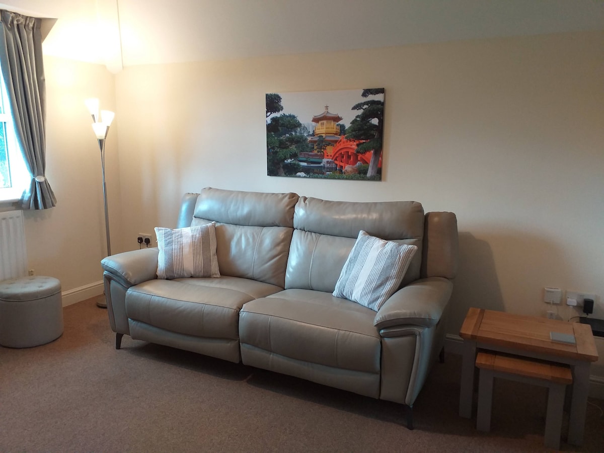 Beautiful 1-bedroom apartment with free parking