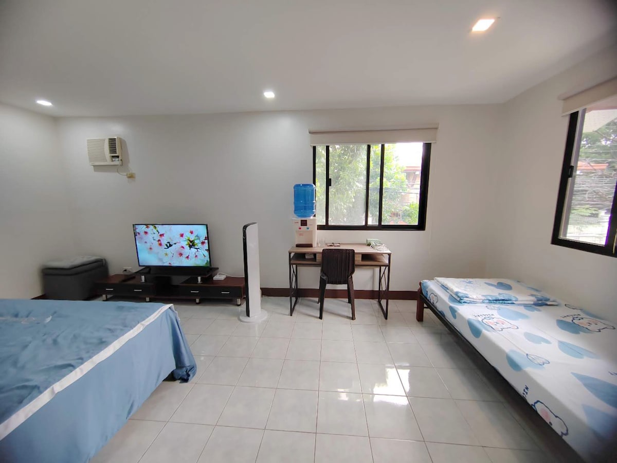 King- size bed Room  near Ayala Center Cebu