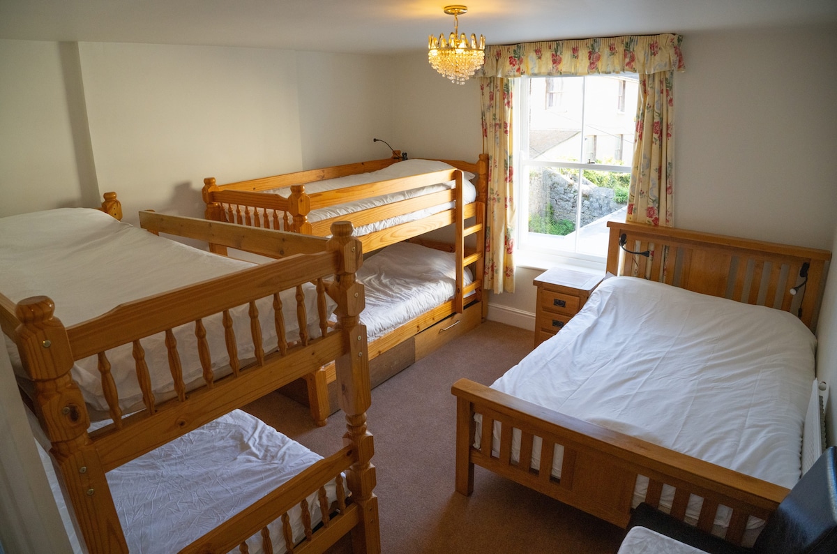 Comfy 1 Double and 2 Bunk Beds Room in Llandudno