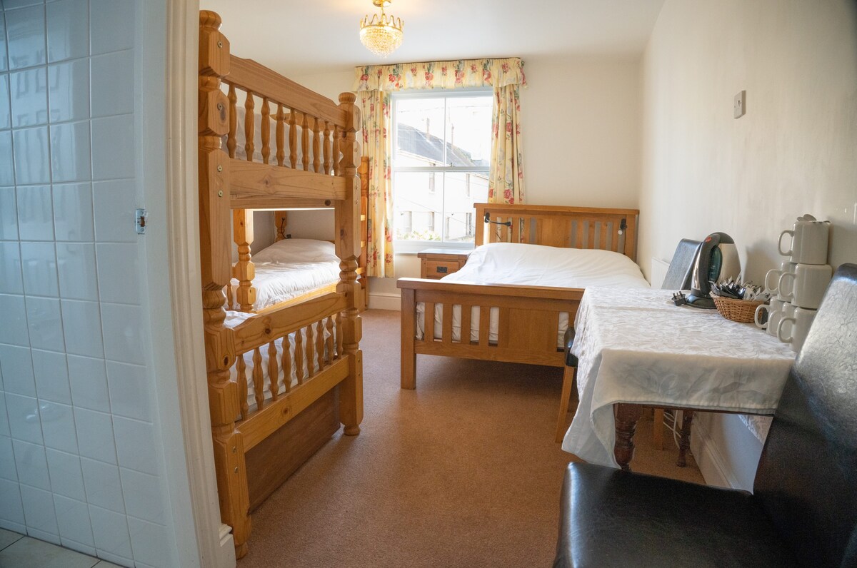 Comfy 1 Double and 2 Bunk Beds Room in Llandudno