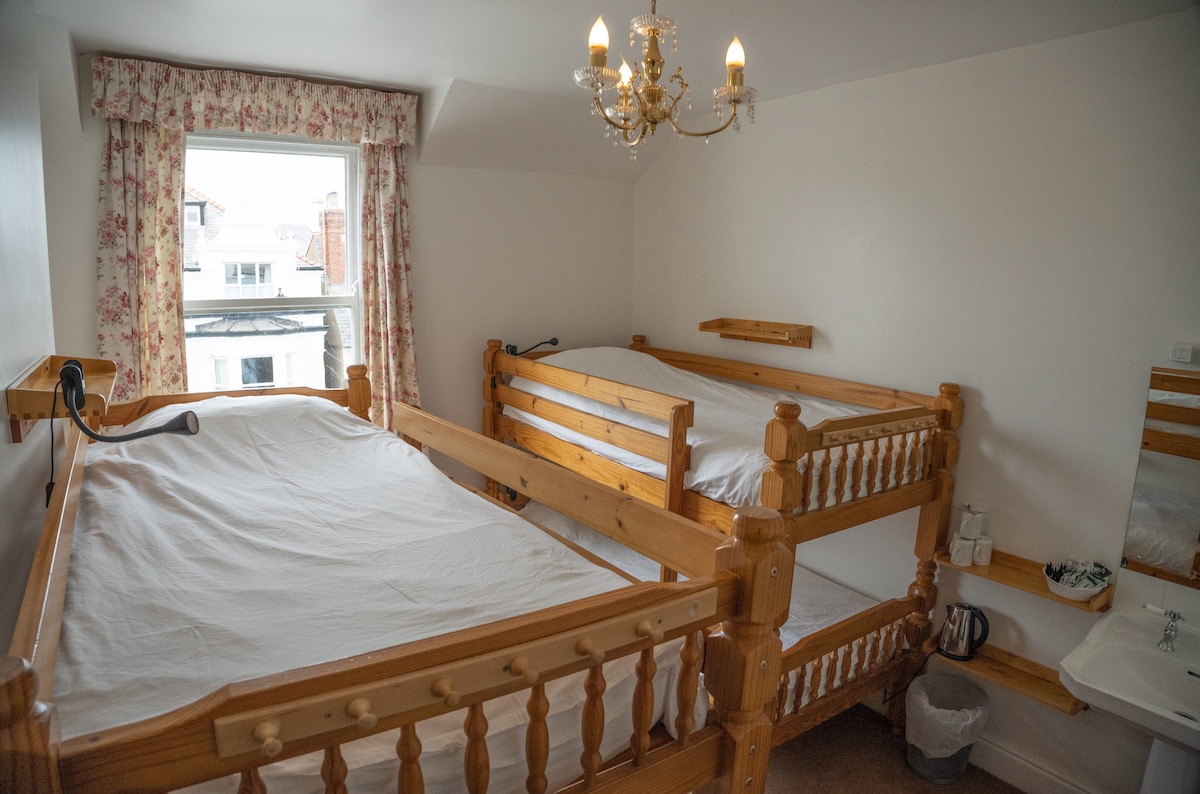 Private 4 Bunk Bed Room in Llandudno near Beach