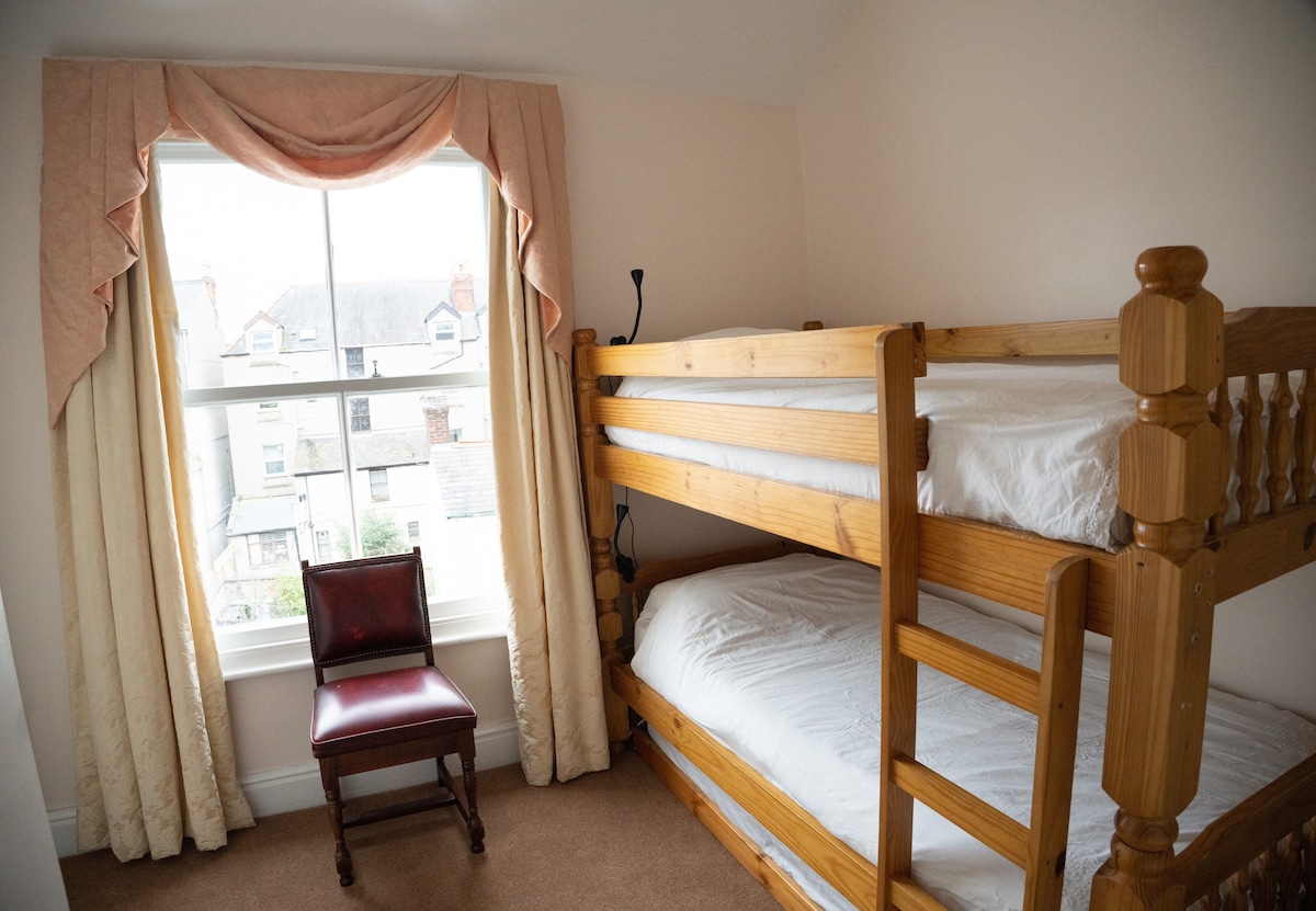 Comfy Twin Bunk Room in Llandudno near Promenade