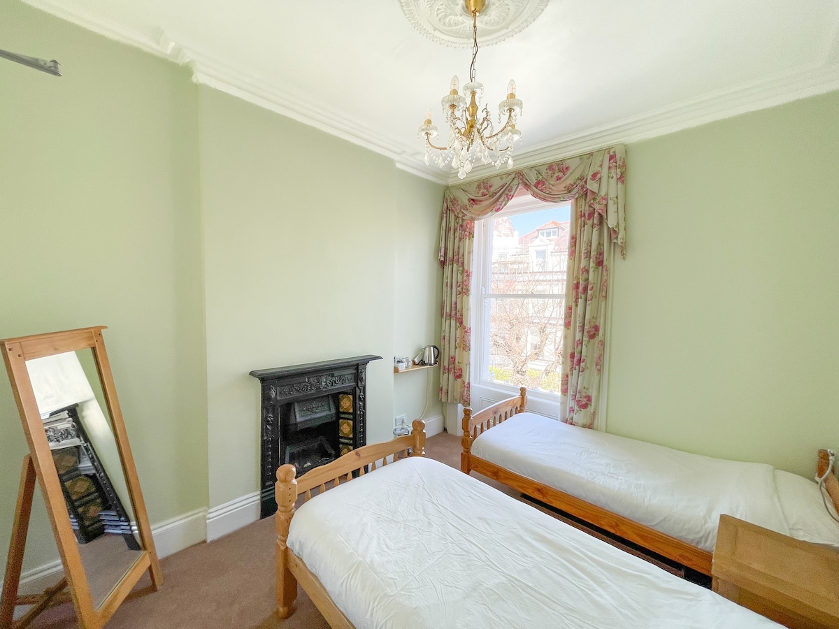 Comfortable Twin Room near Llandudno Beach & Pier