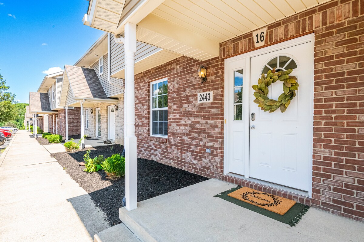 2023-Renovated townhouse, 2.5 miles from downtown