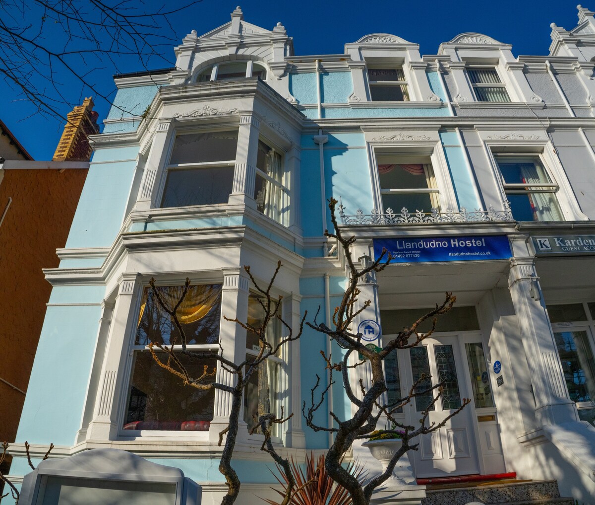 8 Bunk Beds Room in Llandudno: Walk to Promenade