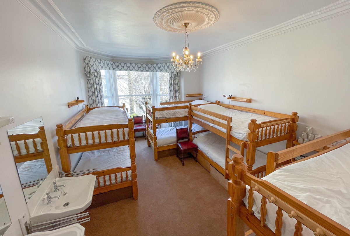 8 Bunk Beds Room in Llandudno: Walk to Promenade