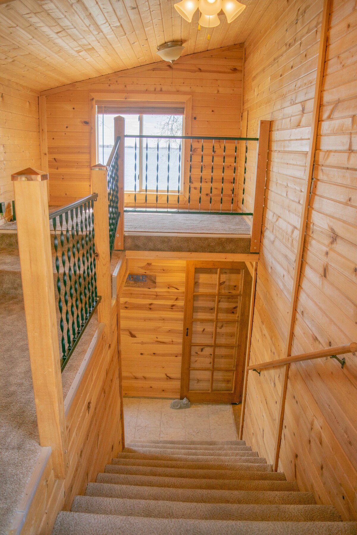 Beach front house on lake Poinsett  with hot tub!