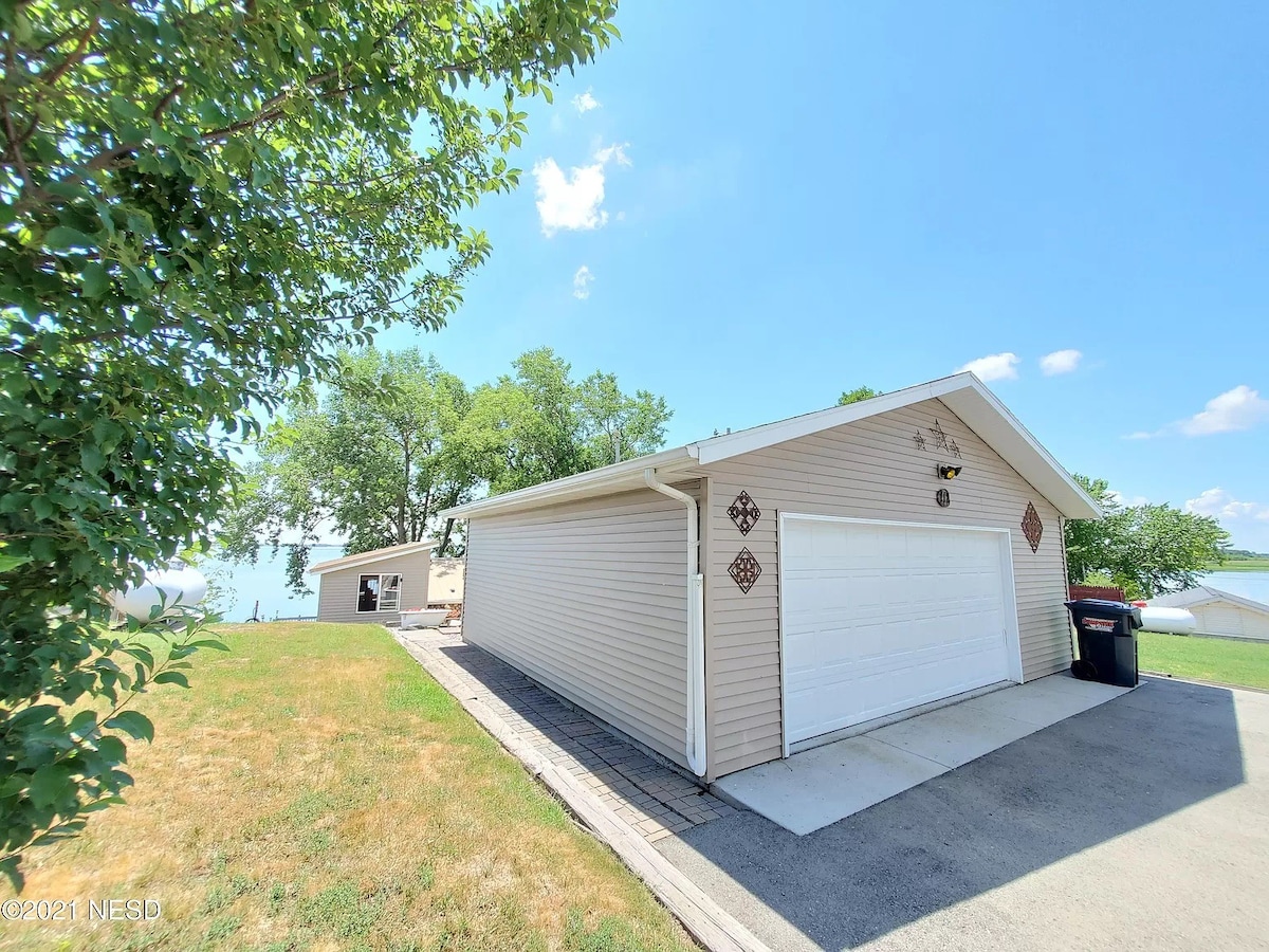 Beach front house on lake Poinsett  with hot tub!