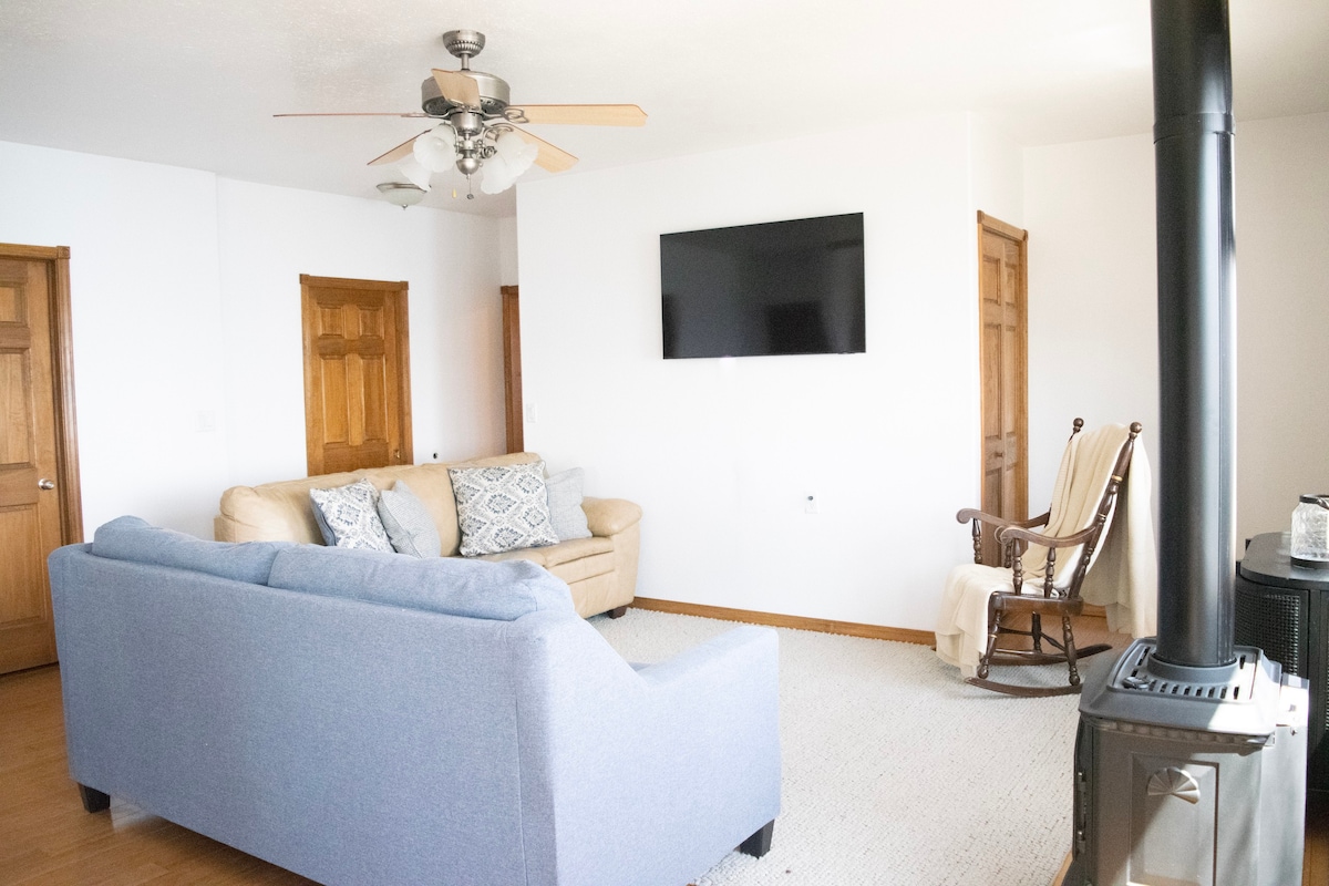 Beach front house on lake Poinsett  with hot tub!