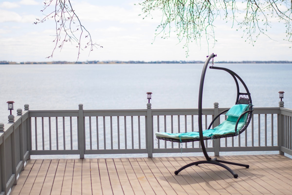 Beach front house on lake Poinsett  with hot tub!