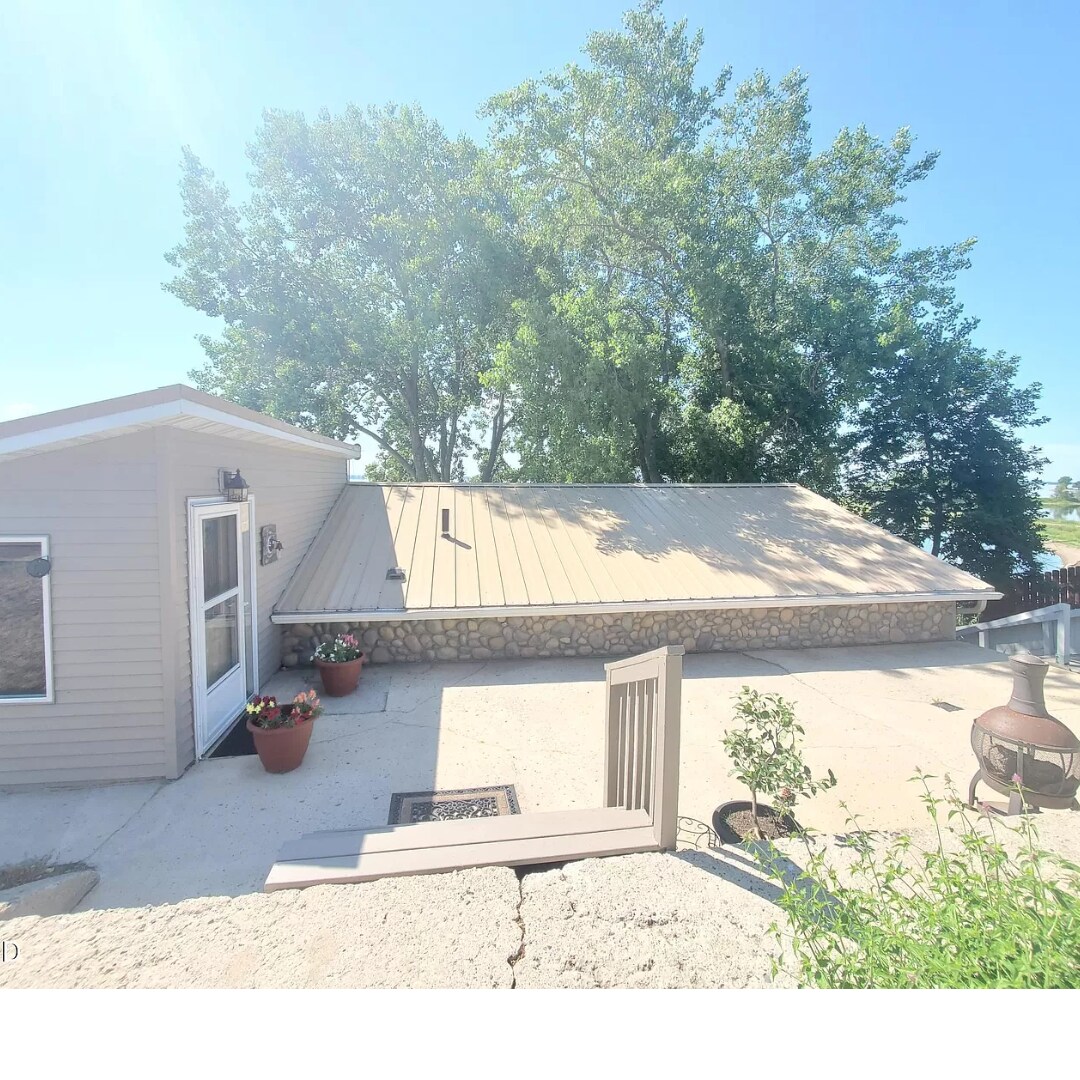 Beach front house on lake Poinsett  with hot tub!