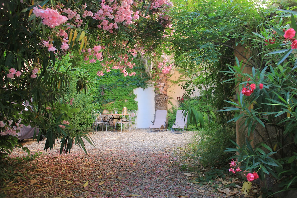 Former coaching inn in the heart of the Hérault