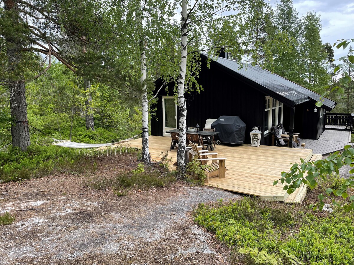 舒适的小屋，带阳台、自然区域和景观。