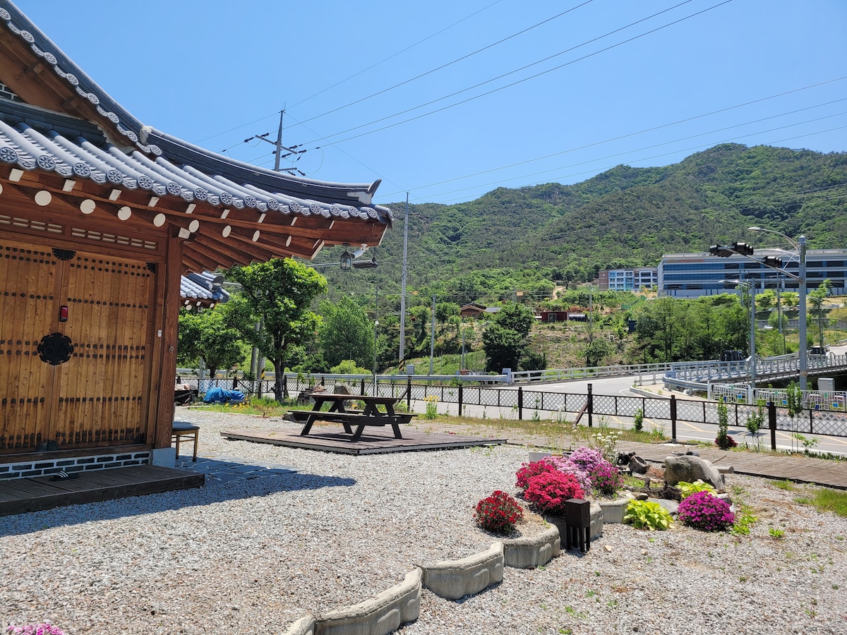 美丽的韩屋膳宿公寓（ Hanok Pension ） ，可通往瑞文谷（ Seowon Valley