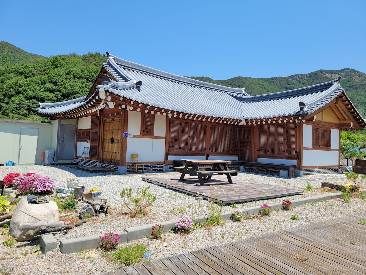 美丽的韩屋膳宿公寓（ Hanok Pension ） ，可通往瑞文谷（ Seowon Valley