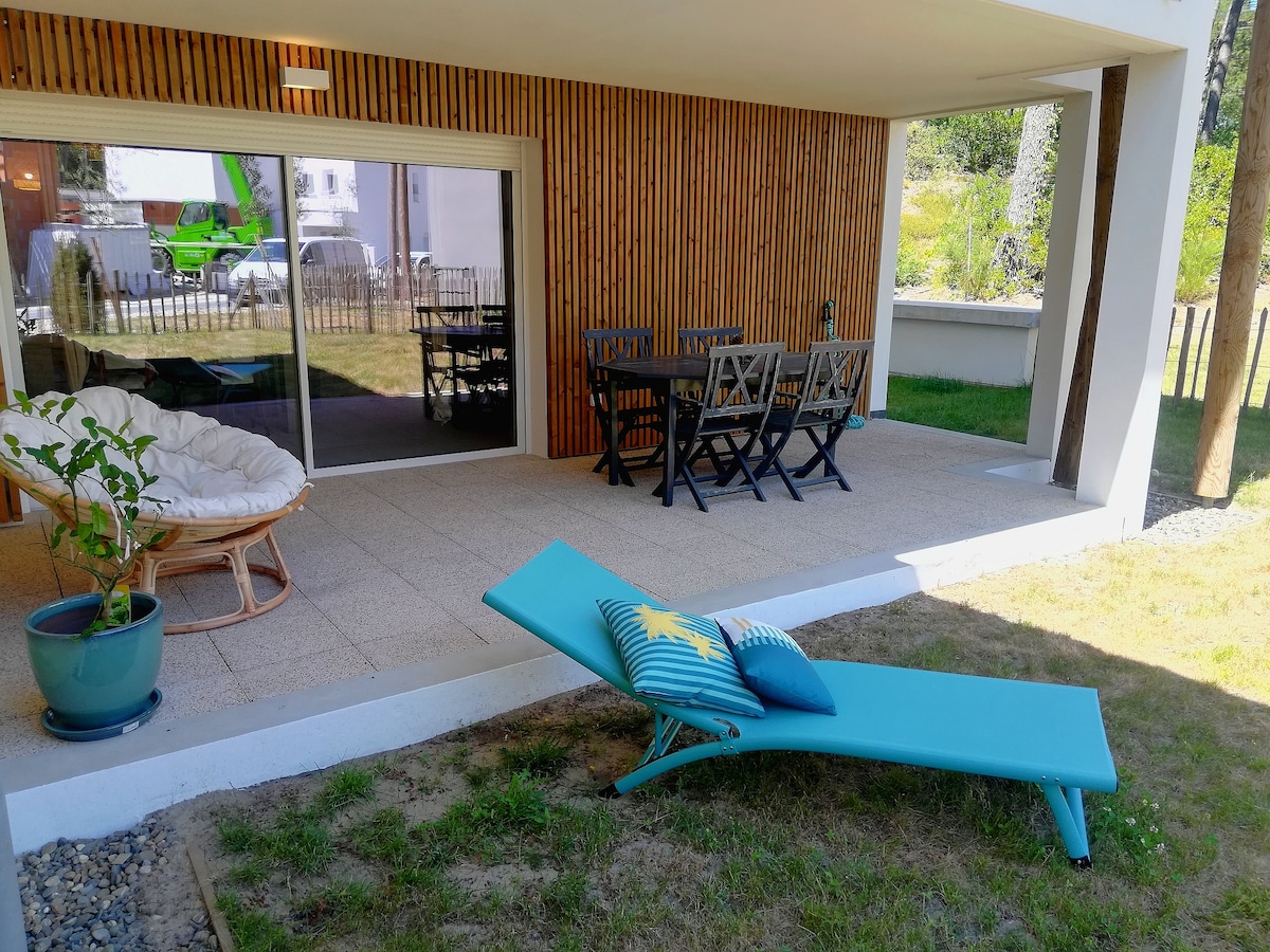 Flat next to the forest and the sea with garden