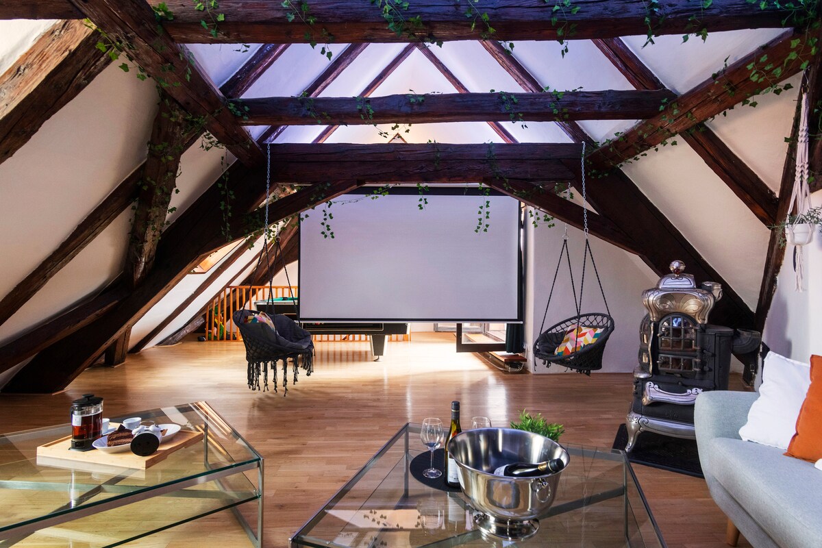 Fairytale Duplex Billiard Home cinema in old town