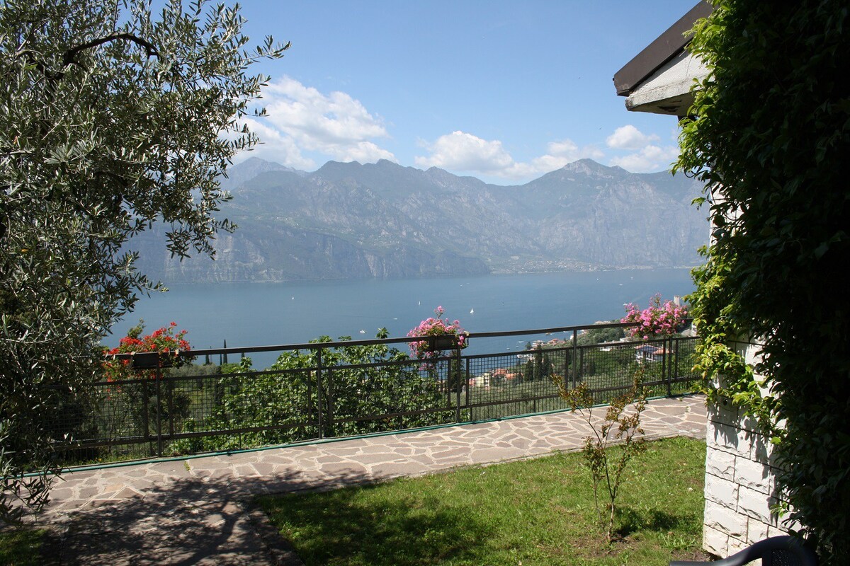 Cesare公寓，带泳池和湖景
