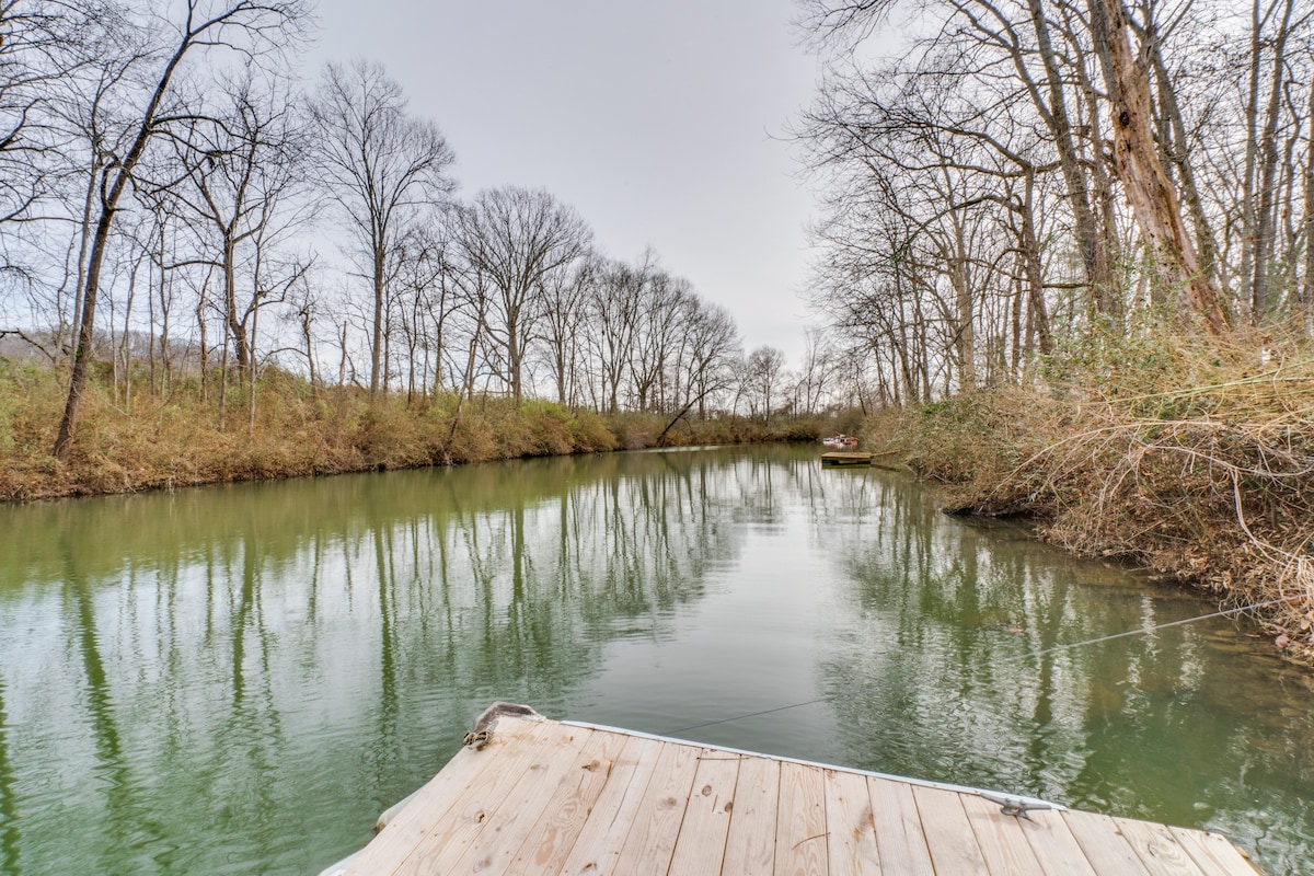 River Cottage - Hot tub, dock, kayak & SUP boards!