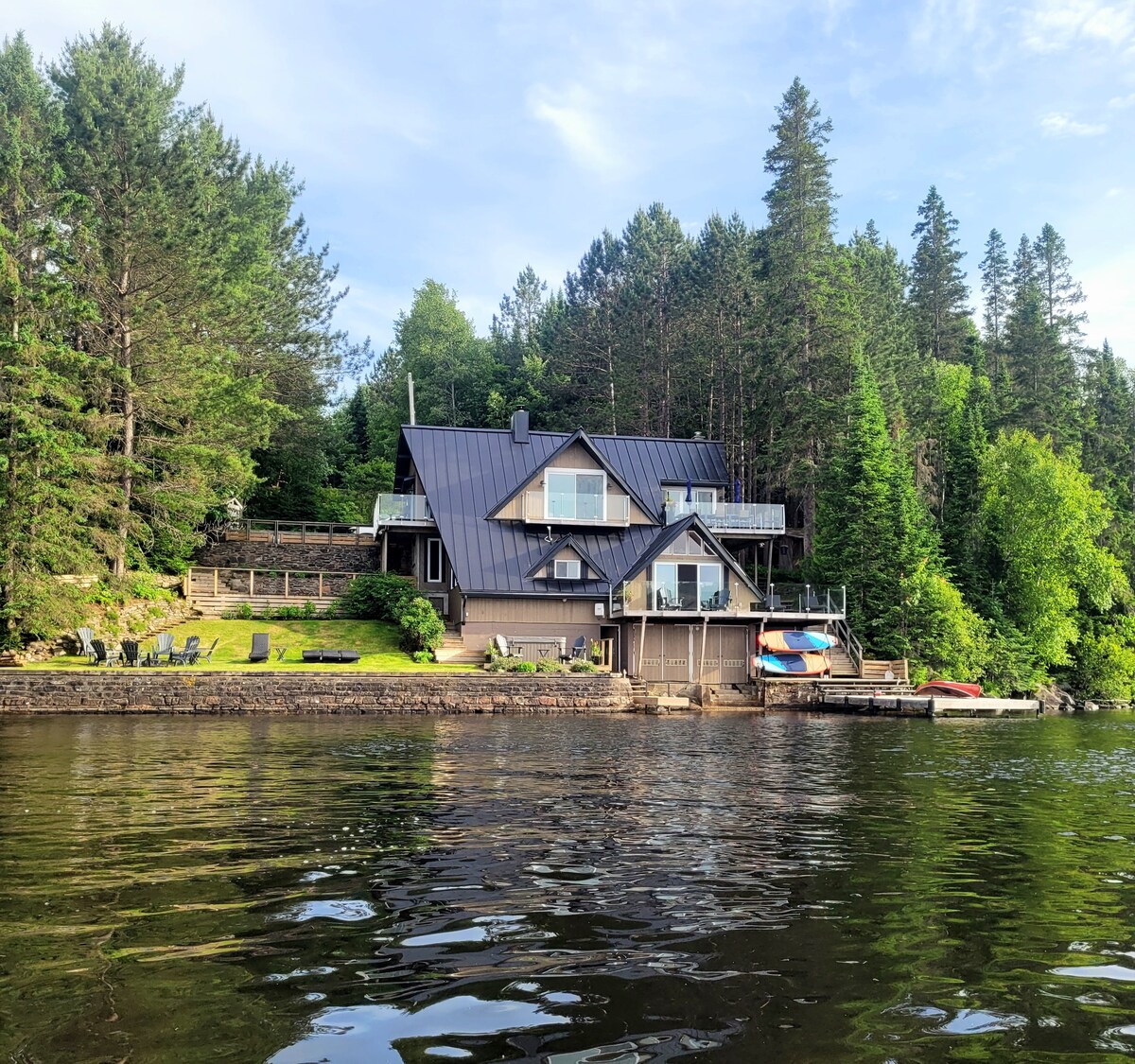 Waterfront family cottage with hot tub !