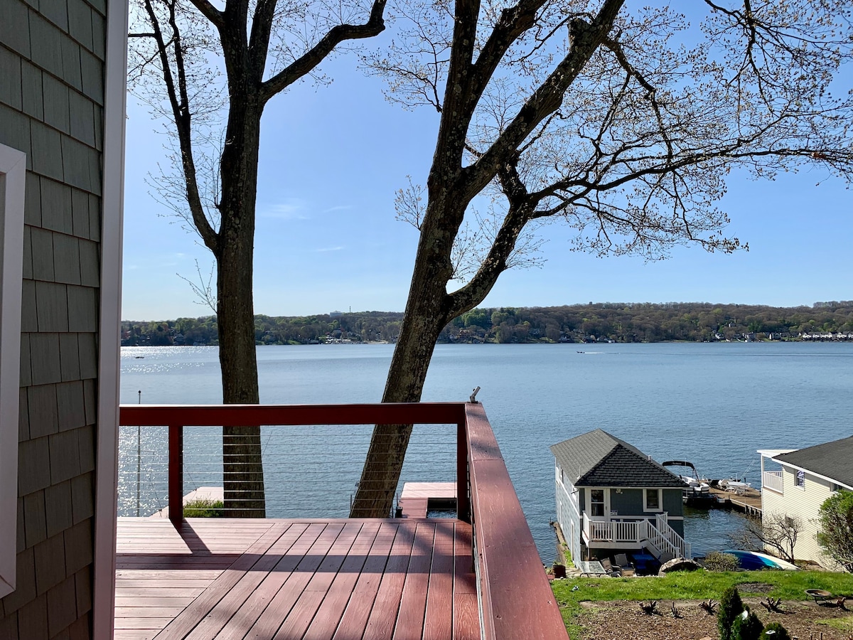 Scenic lakeside 4-bedroom house with sauna/hottub!