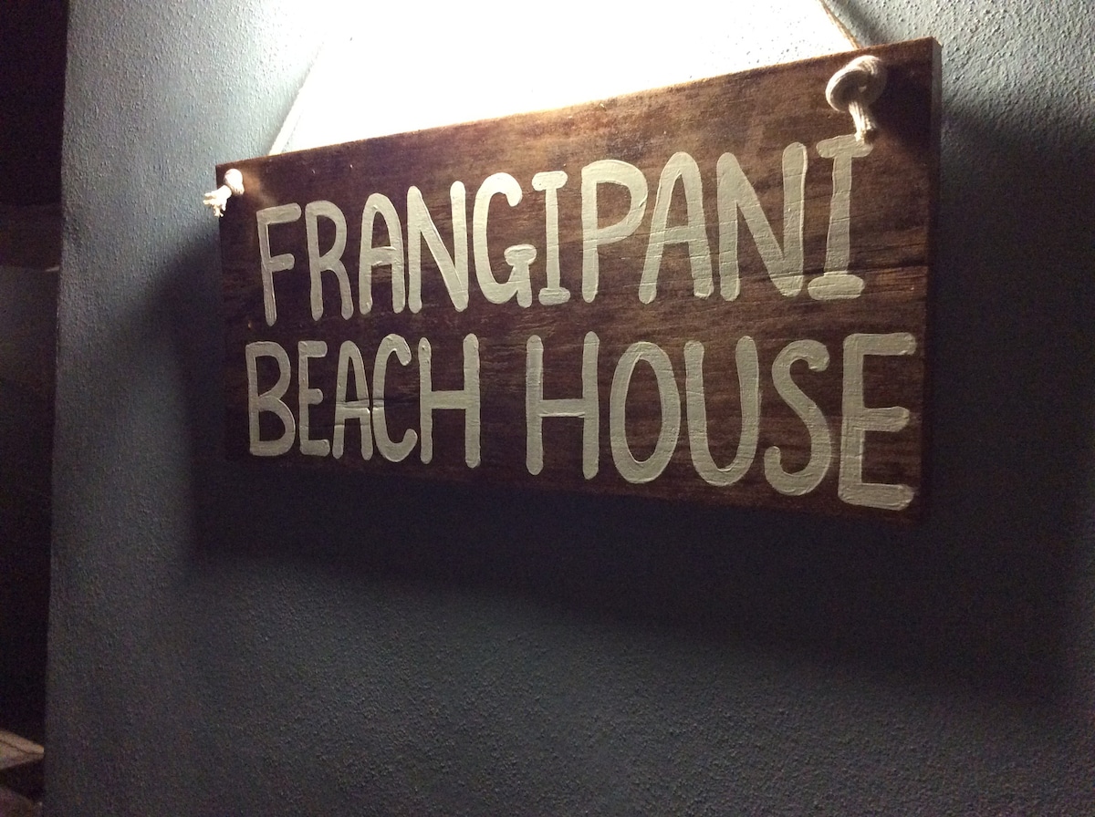 绝对海滨的Frangipani海滨别墅