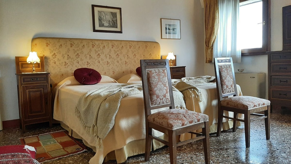 B&B VILLA VALERI 
CAMERA ROSSA
PARK FREE