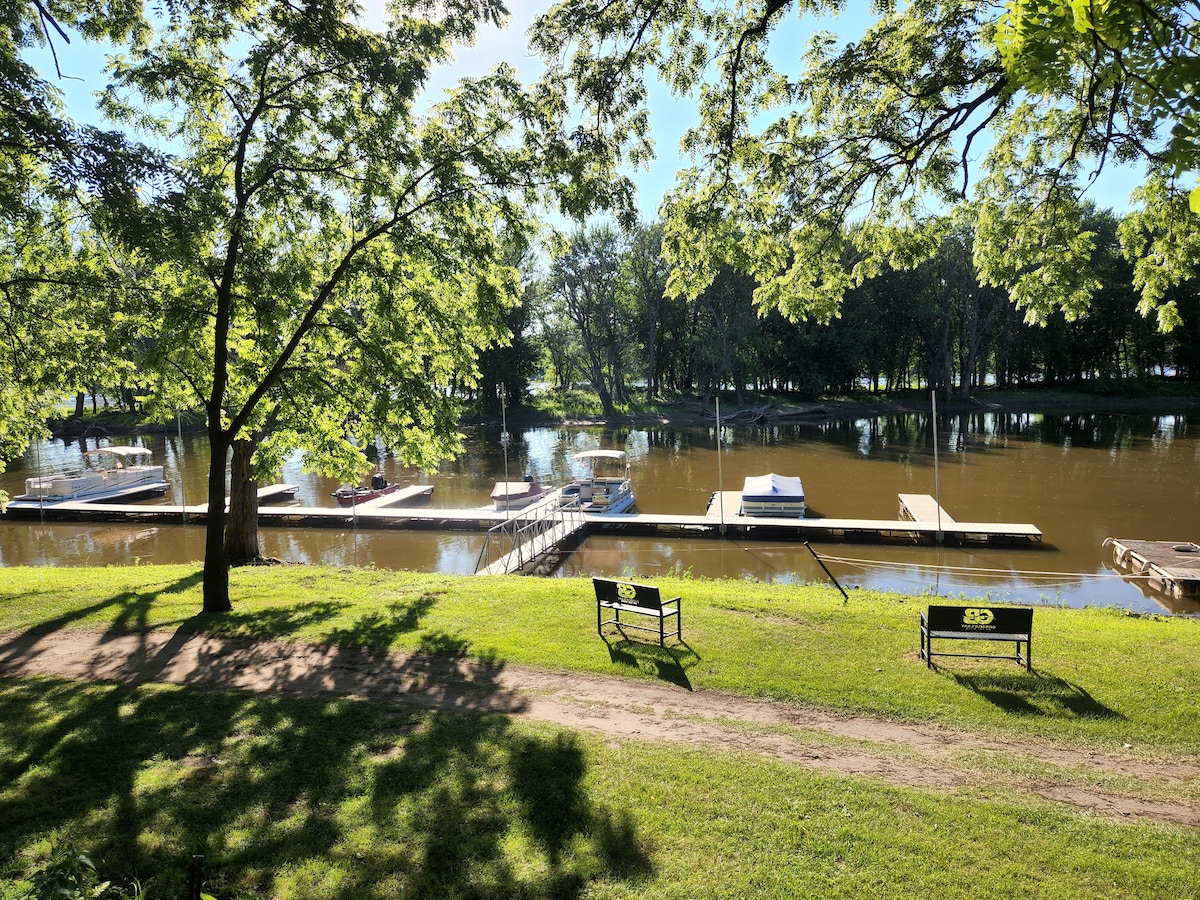 ATTN: Boaters! Slip included. Cozy Cabin